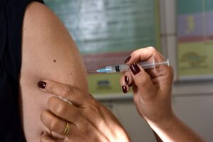 Saúde fará vacinação contra Covid-19 em postos itinerantes aos sábados, 09