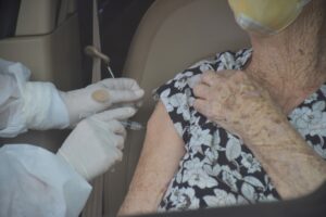 Saúde libera 3ª dose de reforço da vacina contra Covid-19 para idosos acima de 80