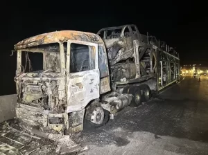 Caminhão-cegonha carregado com 10 veículos pega fogo e causa interdição em rodovia no interior de SP