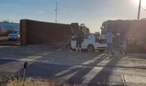 Acidente entre carro e caminhão deixa quatro mortos na Rodovia João Mellão, em Avaré