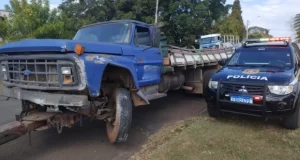 Polícia Civil de Botucatu investiga acidente com caminhão carregado de trilhos de trem na Serra de Botucatu