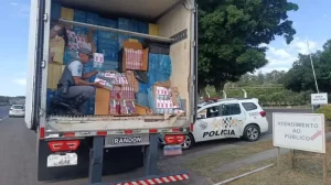 Homem é preso em flagrante com 400 mil maços de cigarros contrabandeados em rodovia de Assis