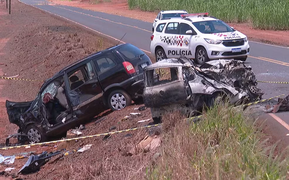 Dois morrem e cinco ficam feridos em acidente entre veículos no interior de SP