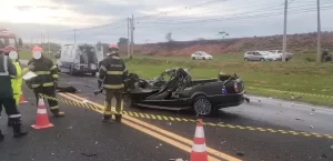 Duas pessoas morrem após carro bater de frente com carreta no interior de SP