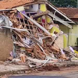 Caminhão perde o freio e atinge moto, carro e três casas em Buri