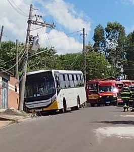 Ônibus atinge poste em bairro de Botucatu