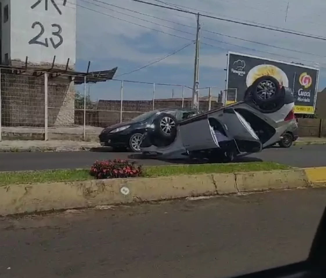 Botucatu: Motorista perde o controle do carro, atinge veículos estacionados e capota em avenida movimentada