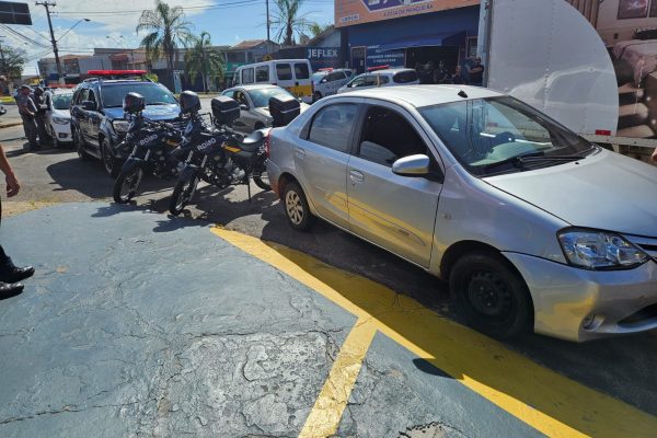 Sistema Muralha Virtual identifica veículo envolvido em sequestro no Paraná; GCM de Botucatu detém quatro suspeitos
