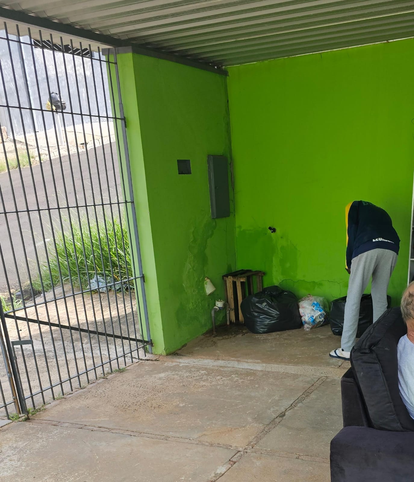 Polícia Civil e Vigilância Sanitária encerram funcionamento de abrigo clandestino para idosos em Botucatu