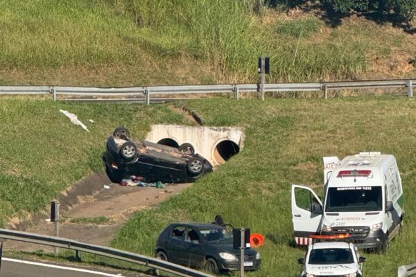 Motorista capota o carro na Rodovia Marechal Rondon