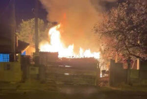 Idoso morre após casa pegar fogo em Rubião Júnior na noite de sábado