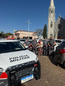 POLICIAIS MILITARES SALVEM BEBÊ TRANCADO EM VEÍCULO NO CENTRO DE BOTUCATU