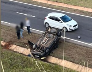 Carro capota no acesso ao Shopping Botucatu, na Rodovia Castelinho
