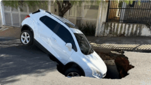 Desgaste de canos de metal causou vazamento de água e crateras que engoliram carros em rua de Bauru