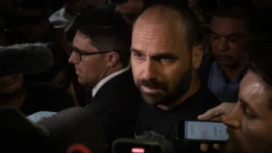 Eduardo Bolsonaro diz que eleição de 2026 pode nem acontecer no Brasil