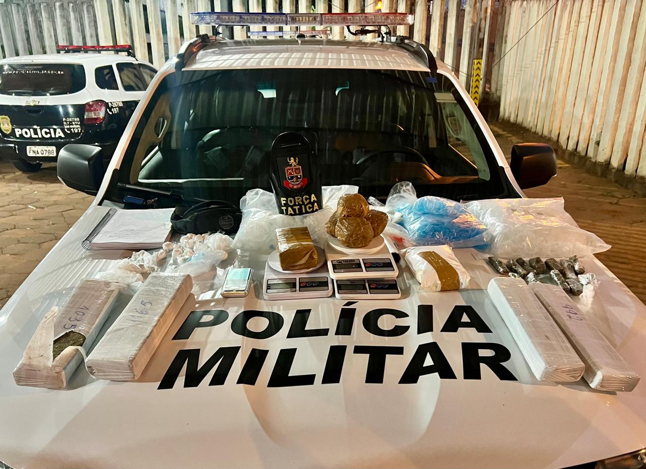 POLÍCIA MILITAR PRENDE DOIS INDIVÍDUOS POR TRÁFICO DE DROGAS E APREENDE GRANDE QUANTIDADE DE ENTORPECENTE