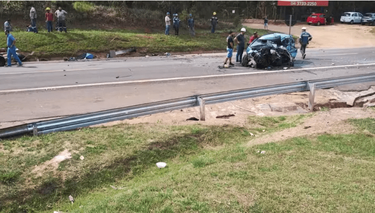 Acidente deixa ao menos duas pessoas mortas e quatro feridas na Rodovia João Mellão, em Itaí