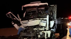 Motorista fica em estado grave após colisão entre caminhões na Rodovia Castelo Branco, em Itatinga