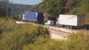 Caminhão carregado com ovos tomba na serra e deixa duas pessoas feridas; trânsito segue bloqueado
