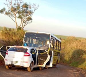 Acidente entre ônibus escolar e automóvel deixa três pessoas feridas na zona rural de Areiópolis