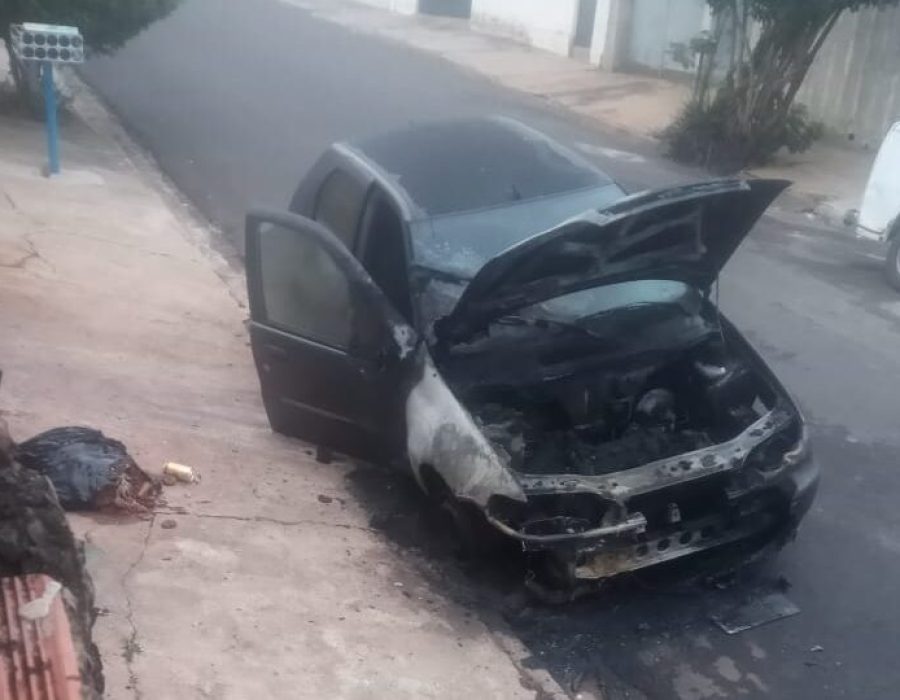 14news.com.br-14news.com-.br-carros-sao-incendiados-em-rua-de-botucatu-carro-incendio-edited