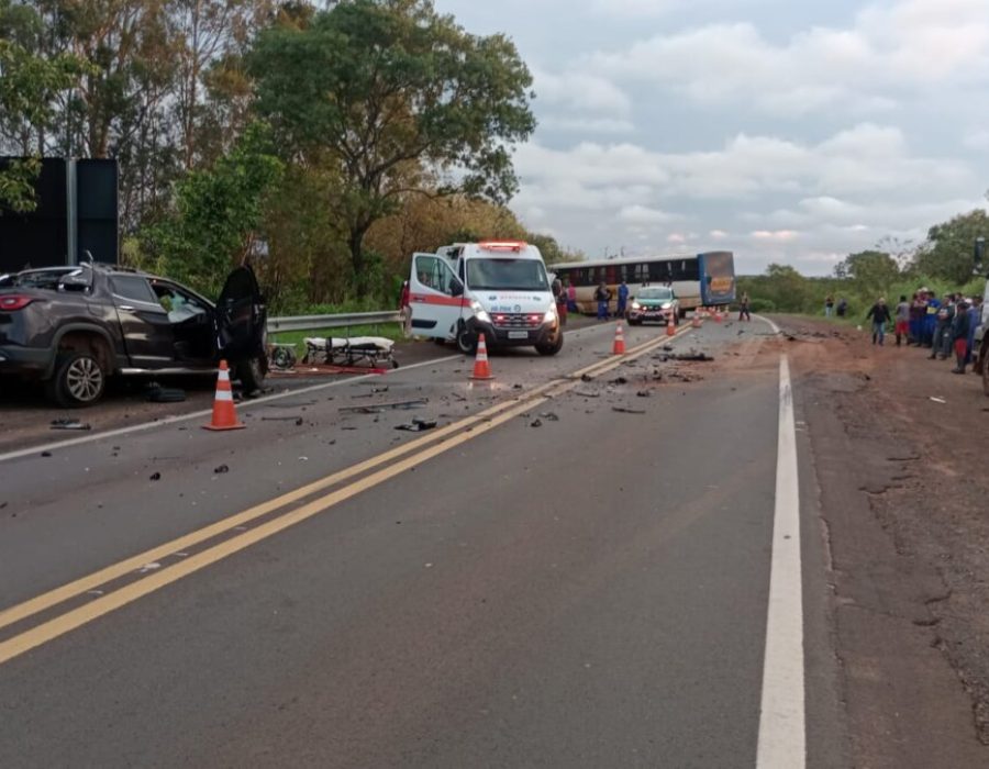 14news.com.br-acidente-entre-onibus-e-picape-deixa-motorista-ferido-na-sp-255-acid-004