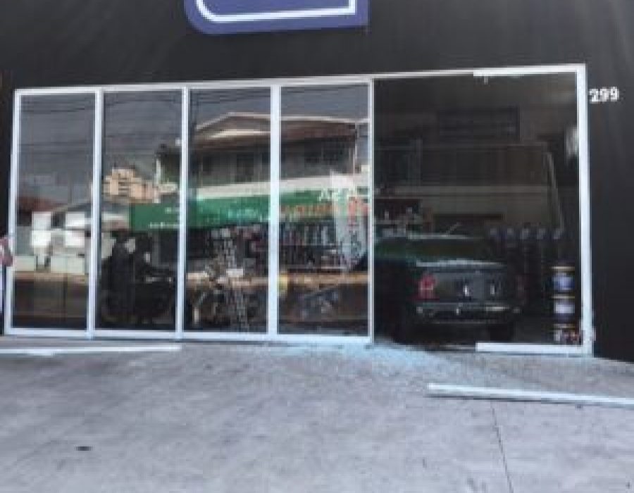 14news.com.br-apos-colisao-carro-invade-loja-em-botucatu-14news.com-.br-apos-colisao-carro-invade-loja-em-botucatu-screenshot-20240817-140005-215-300x263