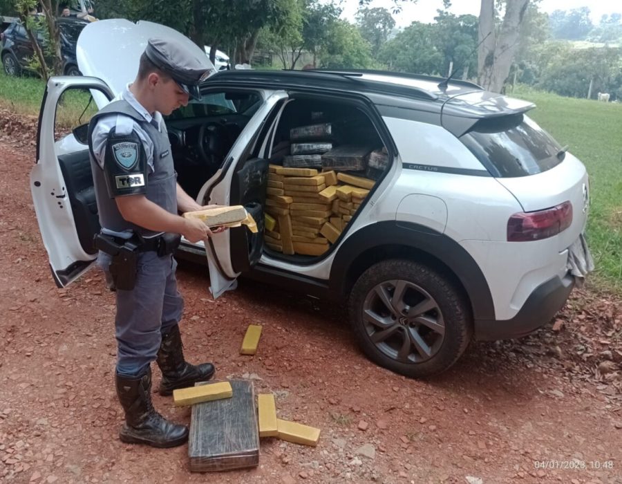 14news.com.br-apos-perseguicao-pmr-localiza-uma-tonelada-de-drogas-em-carro-img-20230402-wa0002