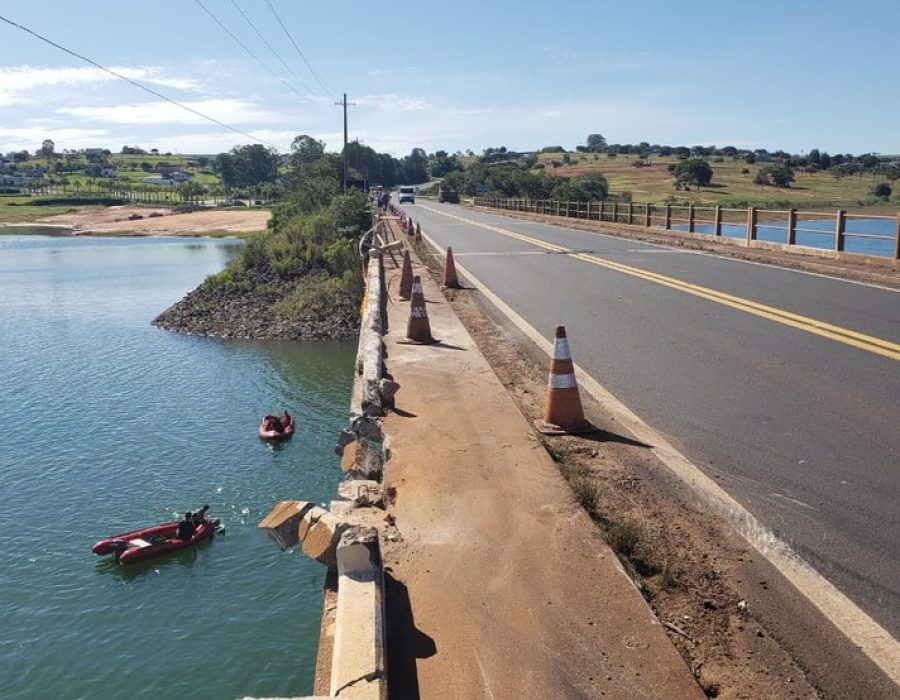 14news.com.br-caminhao-e-carro-com-idosos-caem-de-ponte-apos-batida-um-corpo-foi-retirado-do-rio-rio-avare-2