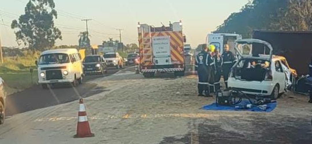 14news.com.br-caminhao-tomba-e-atinge-carro-causando-4-mortes-img-20240506-wa0134
