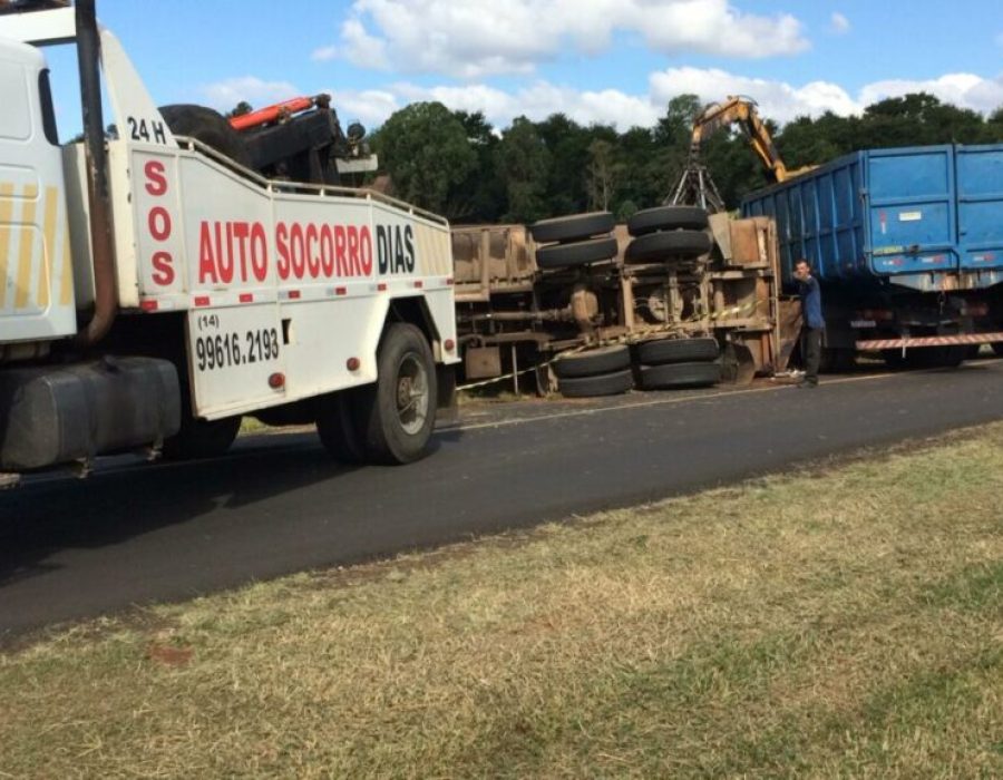14news.com.br-caminhao-tomba-na-rodovia-alcides-soares-img-20220516-wa0103-1024x576