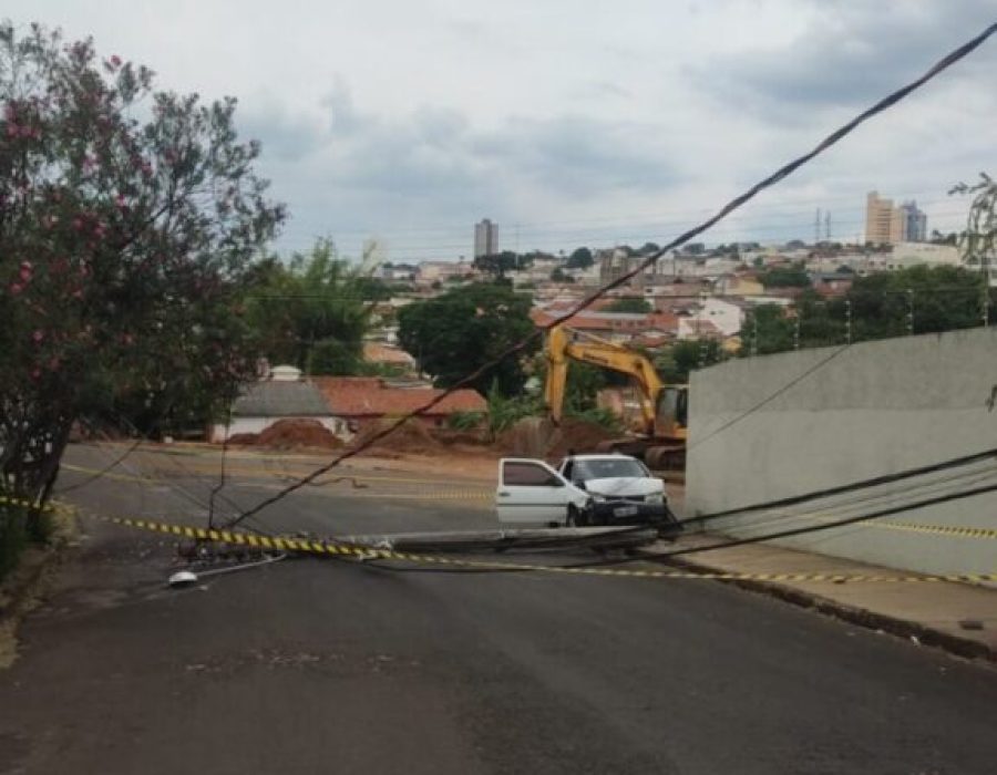 14news.com.br-carro-atinge-poste-e-deixa-rua-sem-energia-img-20221111-wa0059-576x1024
