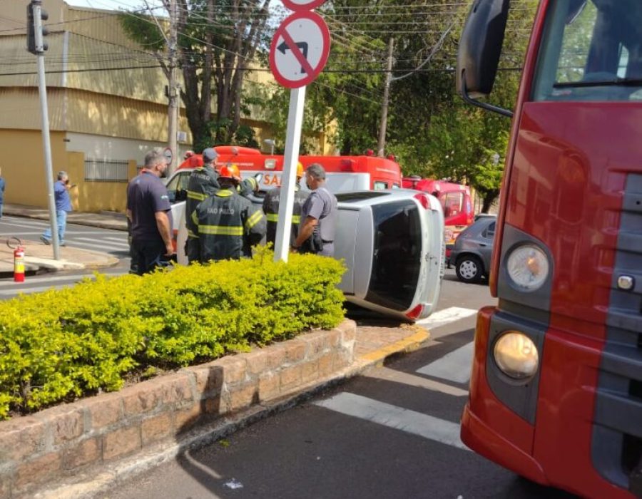 14news.com.br-carro-capota-durante-acidente-no-centro-de-botucatu-capota-222-769x1024