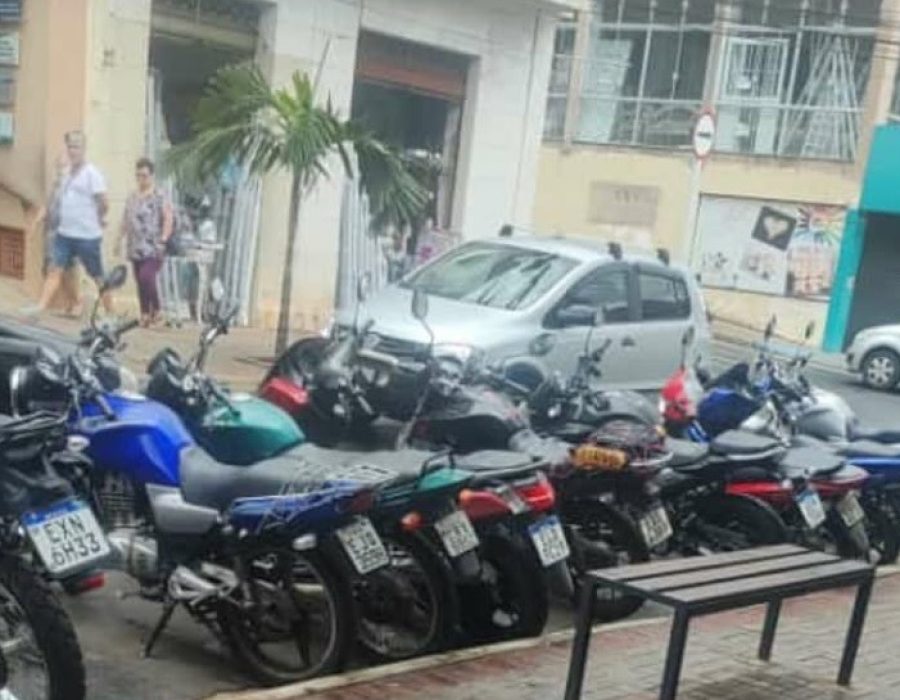 14news.com.br-carro-e-flagrado-na-contramao-da-amando-de-barros-amando-contramao-2