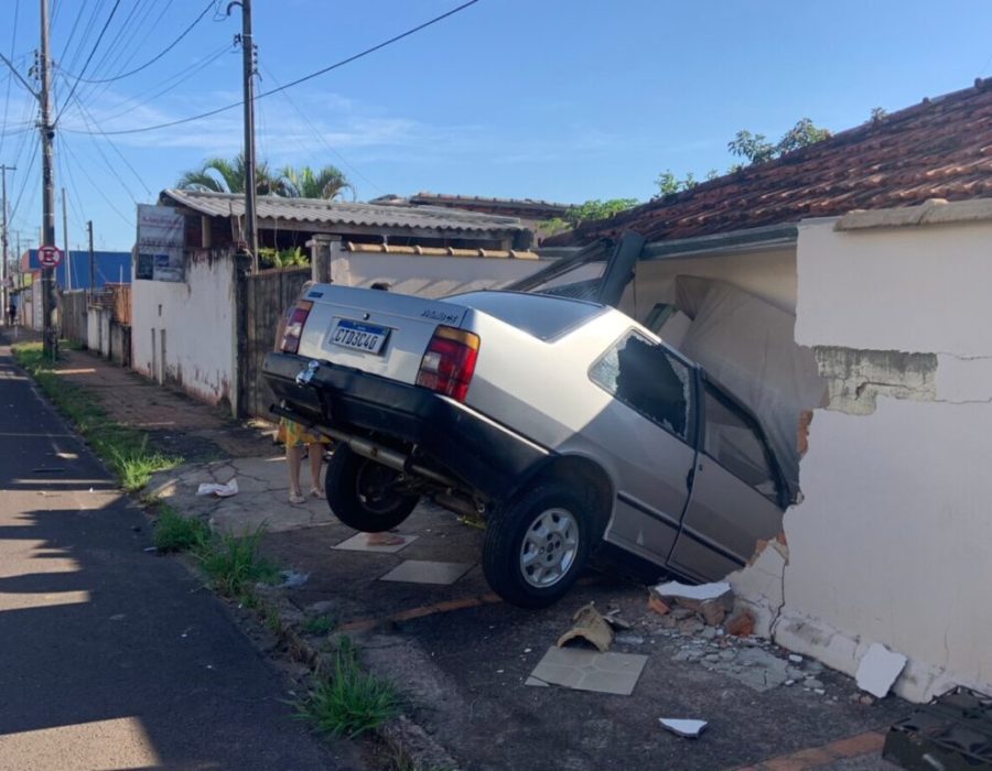 14news.com.br-carro-invade-muro-de-casa-na-rua-curuzu-222-1024x768