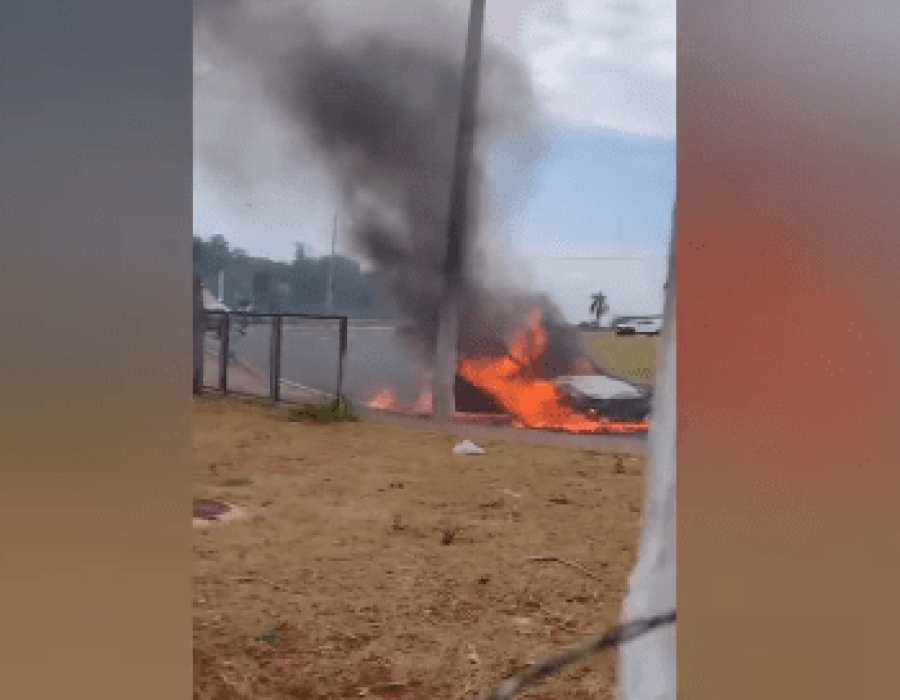 14news.com.br-carro-pega-fogo-na-avenida-entre-os-setores-norte-leste-image