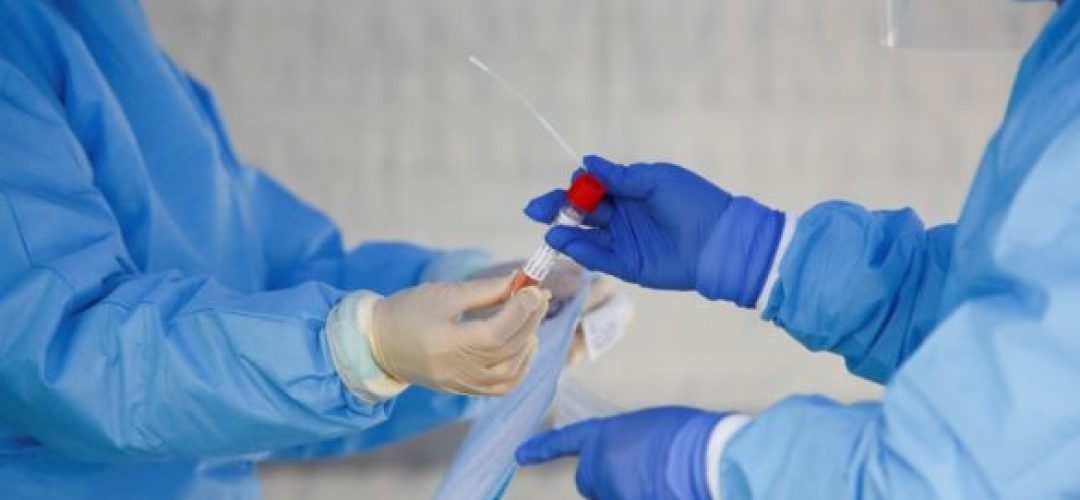 Um profissional de saúde realiza um teste finalizado em um local de testes de coronavírus fora dos Serviços Comunitários de Saúde Internacionais no Distrito Internacional de Chinatown durante o surto de doença por coronavírus (COVID-19) em Seattle, Washington, EUA, em 26 de março de 2020. REUTERS / Lindsey Wasson