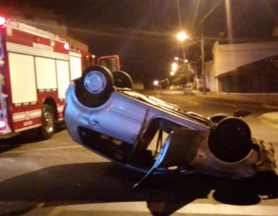 14news.com.br-duas-pessoas-ficam-feridas-apos-capotamento-em-botucatu-capotamento3-575x1024