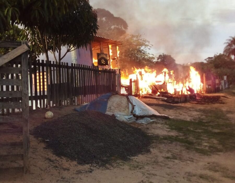 14news.com.br-familia-busca-ajuda-apos-incendio-destruir-barraco-em-botucatu-img-20221031-wa0028