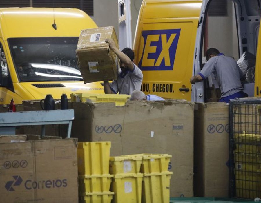 Movimento no Centro de Tratamento de Encomendas dos Correios, em Benfica