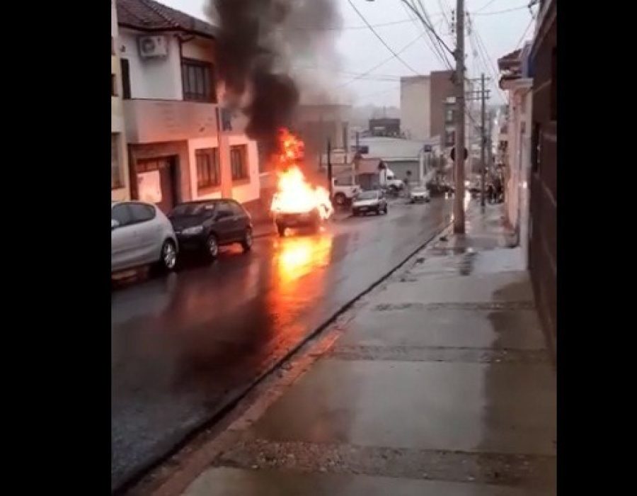 14news.com.br-garota-de-9-anos-pede-ajuda-apos-veiculo-de-familia-pegar-fogo-incendio