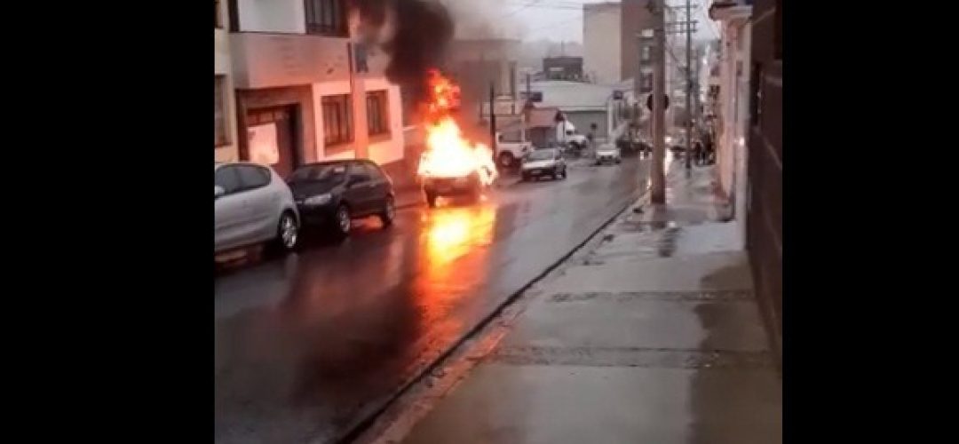 14news.com.br-garota-de-9-anos-pede-ajuda-apos-veiculo-de-familia-pegar-fogo-incendio