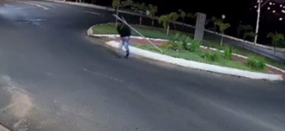 14news.com.br-homem-e-preso-apos-quebrar-placa-de-sinalizacao-14news.com-.br-homem-e-preso-apos-quebrar-placa-de-sinalizacao-image
