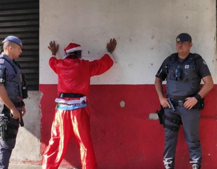 14news.com.br-homem-vestido-de-papai-noel-e-preso-pela-pm-14news.com-.br-homem-vestido-de-papai-noel-e-preso-pela-pm-screenshot-20231204-204048-7412