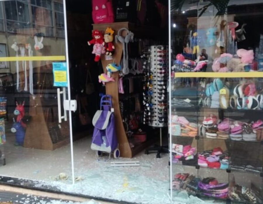 14news.com.br-ladrao-quebra-porta-de-loja-para-cometer-furto-furto-576x1024