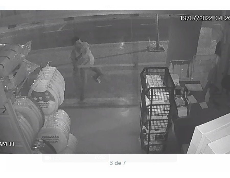 14news.com.br-ladrao-quebra-vitrine-de-loja-para-cometer-furto-no-centro-00000-griffo