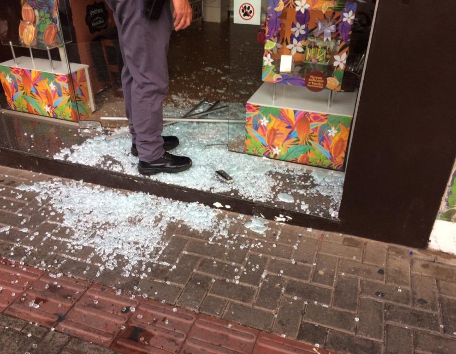 14news.com.br-loja-e-invadida-apos-vidraca-ser-quebrada-no-centro-de-botucatu-loja-amando