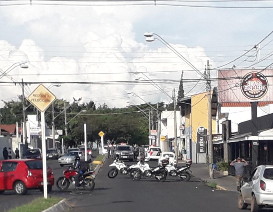 14news.com.br-moto-foge-em-alta-velocidade-de-viaturas-da-pm-e-bate-em-carro-da-prefeitura-pm-camilo-mazoni