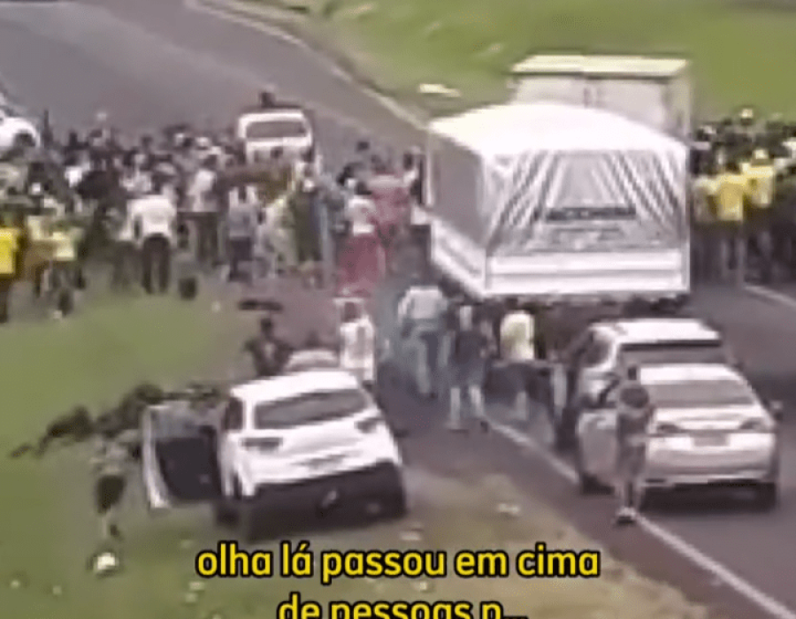 14news.com.br-motorista-atropela-manifestantes-em-rodovia-bloqueada-screenshot-20221102-205322-068