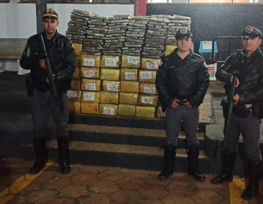 14news.com.br-motorista-que-fugiu-da-policia-abandona-carro-com-902-quilos-de-maconha-pmr-060622